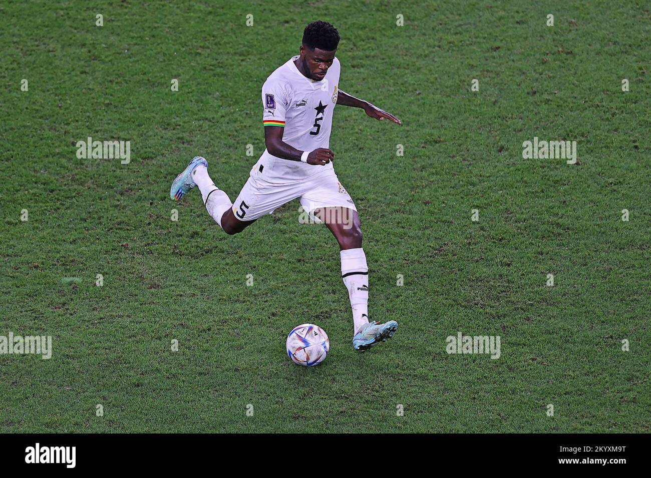 Doha, Qatar. 02nd Dec, 2022. Thomas Partey of Ghana, during the match between Ghana and Uruguay, for the 3rd round of Group H of the FIFA World Cup Qatar 2022, Al Janoub Stadium this Friday 02. 30761 (Heuler Andrey/SPP) Credit: SPP Sport Press Photo. /Alamy Live News Stock Photo