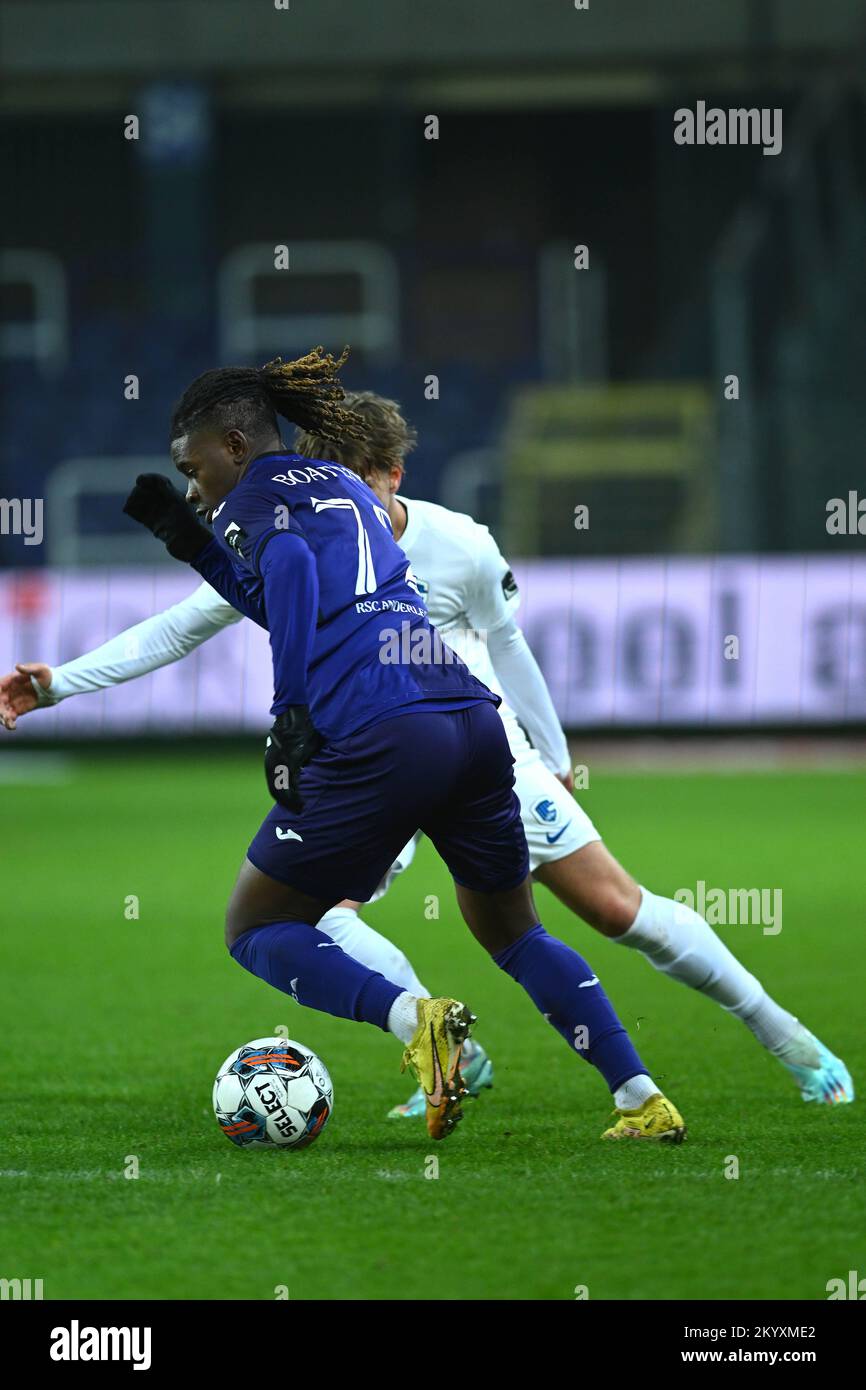 Deinze's Gaetan Hendrickx and RSCA Futures' Agyei Enock fight for the ball  during a soccer match between RSC Anderlecht Futures and KMSK Deinze,  Sunday 14 August 2022 in Anderlecht, on day 1