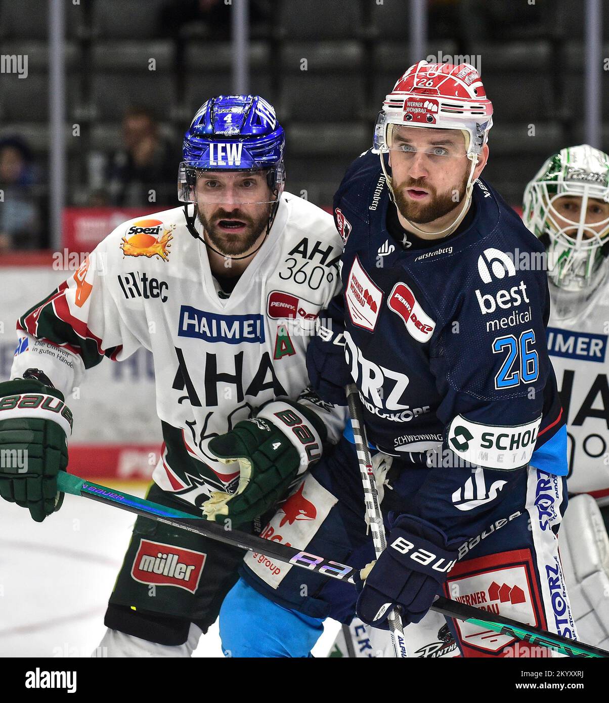 Villingen Schwenningen, Germany. 02nd Dec, 2022. Ice hockey: DEL, Schwenninger Wild Wings - Augsburg Panthers, Hauptrunde, Matchday 26, Helios Arena. Augsburg's Henry Haase (l) and Brandon DeFazio of the Wild Wings in a duel. Credit: Roland Sigwart/dpa/Alamy Live News Stock Photo