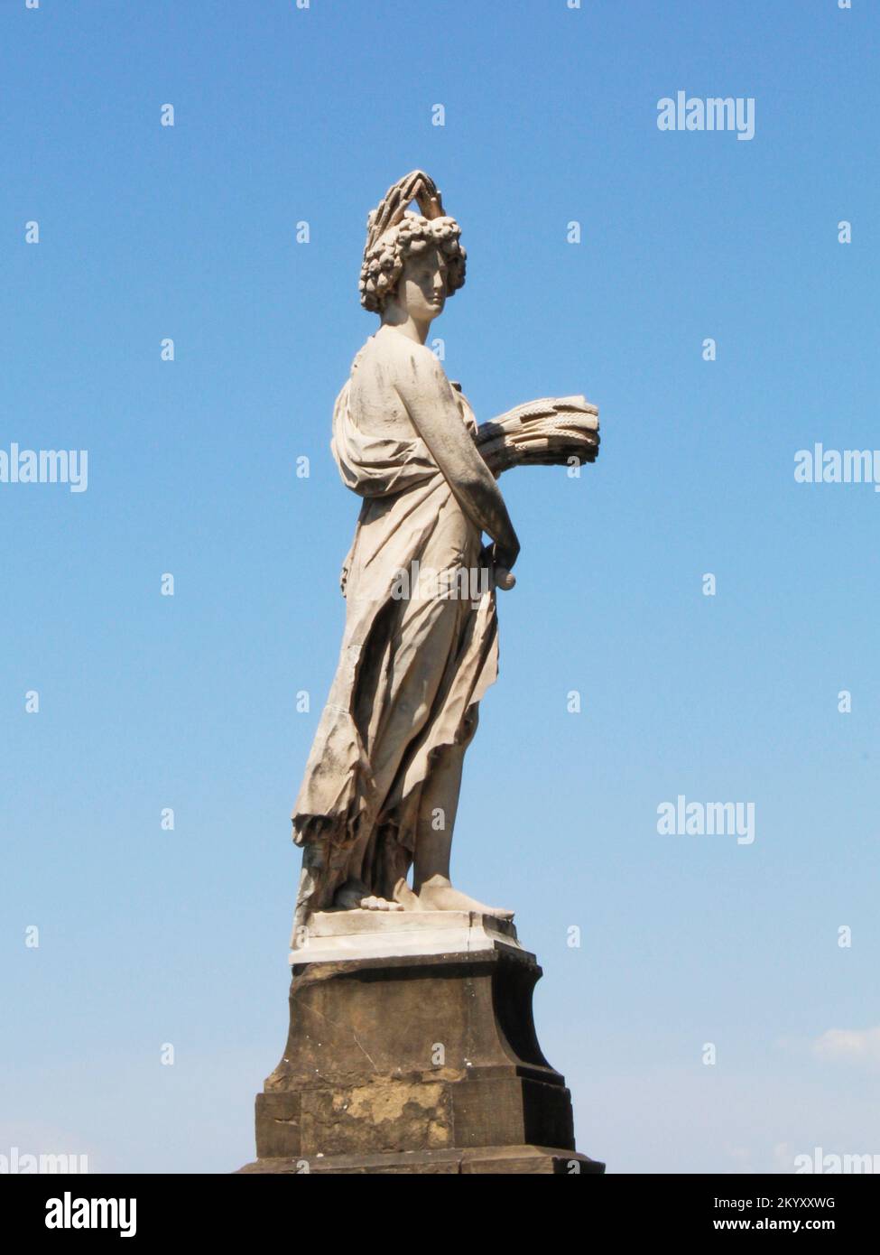 Statue-champignon dans un parc à Saint Florentin, Yonne, France Stock Photo  - Alamy