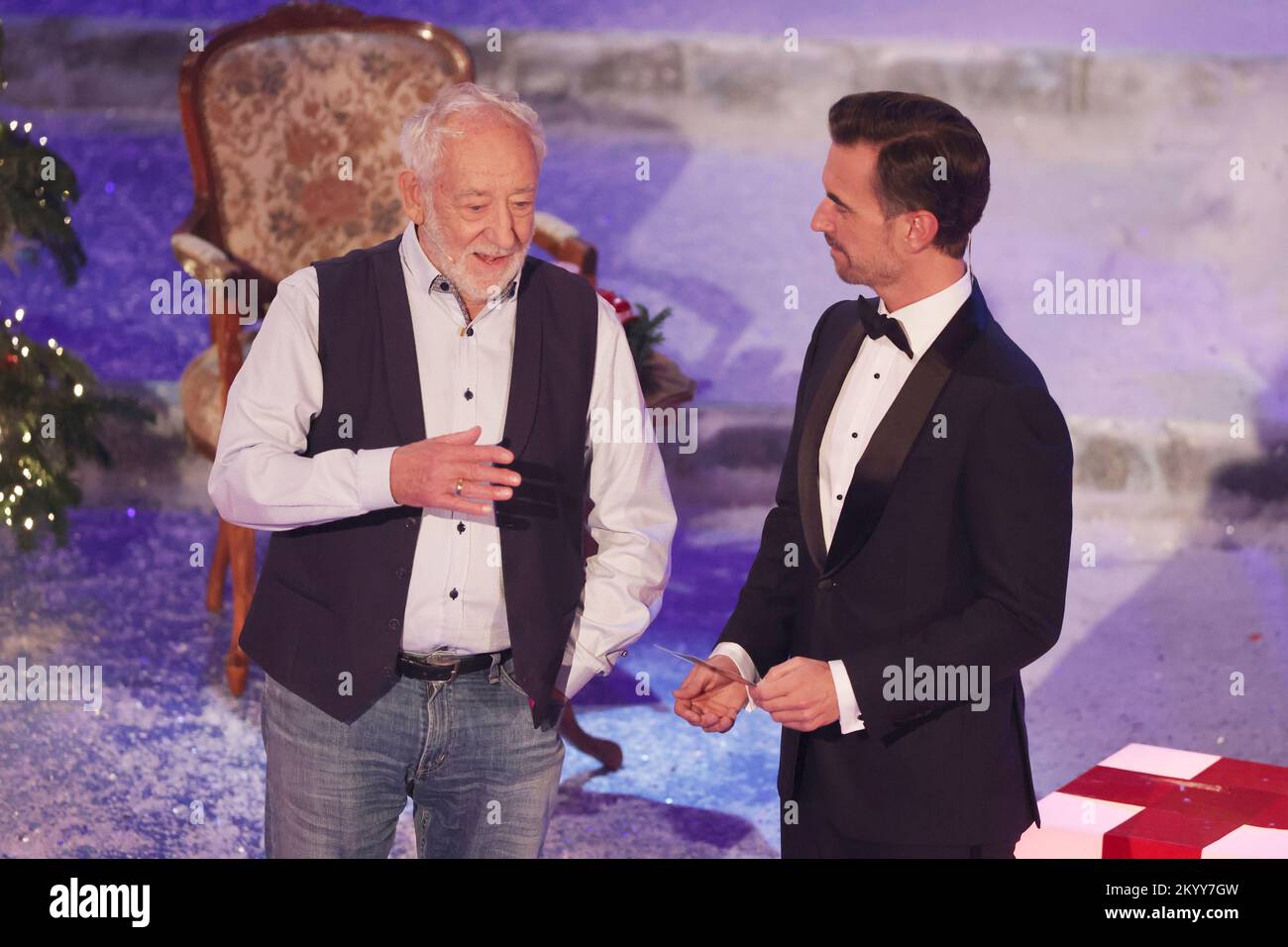 24 November 2022, Thuringia, Suhl: Florian Silbereisen (r) talks with ...
