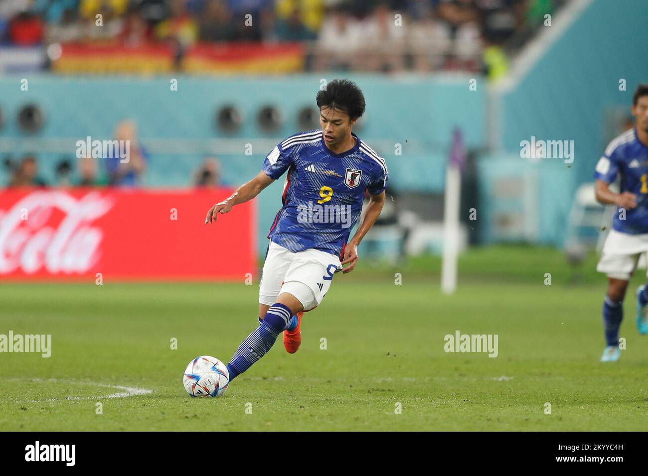 Al Rayyan, Qatar. Daichi Kamada e Kaoru Mitoma do Japão, comemoram a  vitória após a partida entre Alemanha e Japão, pela 1ª rodada do  Grupo E da Copa do Mundo FIFA Qatar