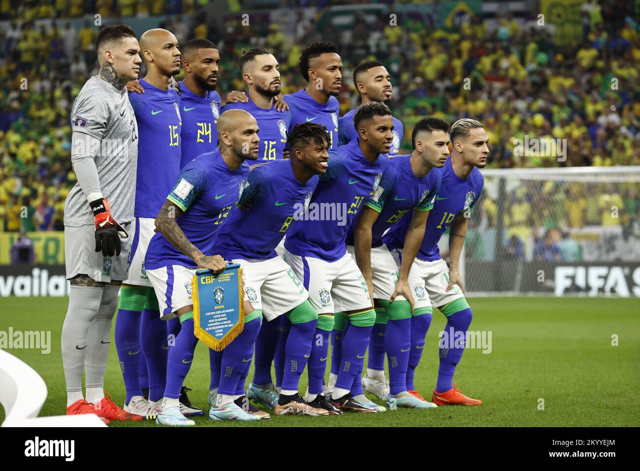 Qatar. 02nd Dec, 2022. LUSAIL CITY - Back row (lr) Brazil goalkeeper Emerson, Fabinho of Brazil, Gleison Bremer of Brazil, Alex Telles of Brazil, Eder Militao of Brazil, Gabriel Jesus of Brazil. Front row (l-r) Dani Alves of Brazil, Fred of Brazil, Rodrigo of Brazil, Vinicius Junior of Brazil, Antony of Brazil during the FIFA World Cup Qatar 2022 group G match between Cameroon and Brazil at Lusail Stadium on December 2, 2022 in Lusail City, Qatar. AP | Dutch Height | MAURICE OF STONE Credit: ANP/Alamy Live News Stock Photo
