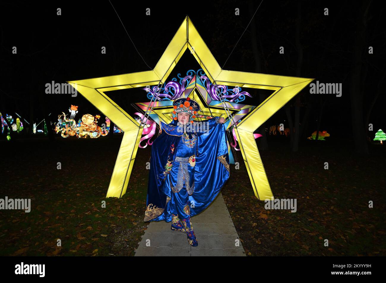 New York, USA. 02nd Dec, 2022. An entertainer poses next to an illuminated lantern star a the