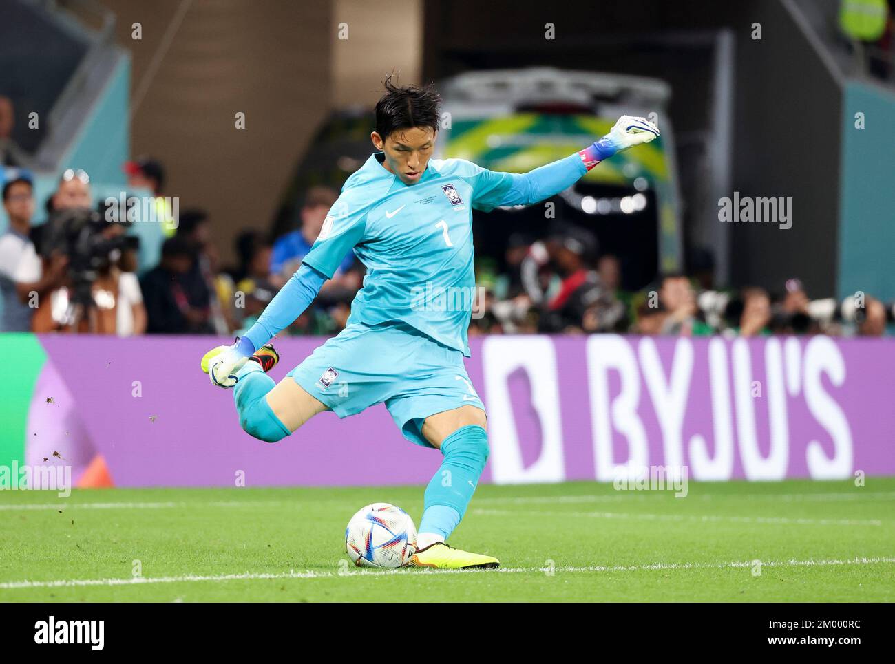 Doha, Qatar. 02nd Dec, 2022. South Korea goalkeeper Kim Seung-Gyu during the FIFA World Cup 2022, Group H football match between Korea Republic and Portugal on December 2, 2022 at Education City Stadium in Doha, Qatar - Photo Jean Catuffe / DPPI Credit: DPPI Media/Alamy Live News Stock Photo