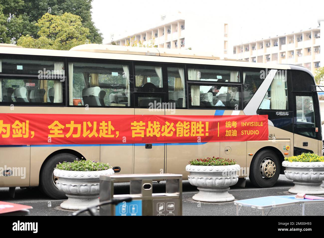 NANJING, CHINA - DECEMBER 3, 2022 - A test delivery car is seen outside the 2023 Art exam in Nanjing, Jiangsu province, China, Dec 3, 2022. Stock Photo