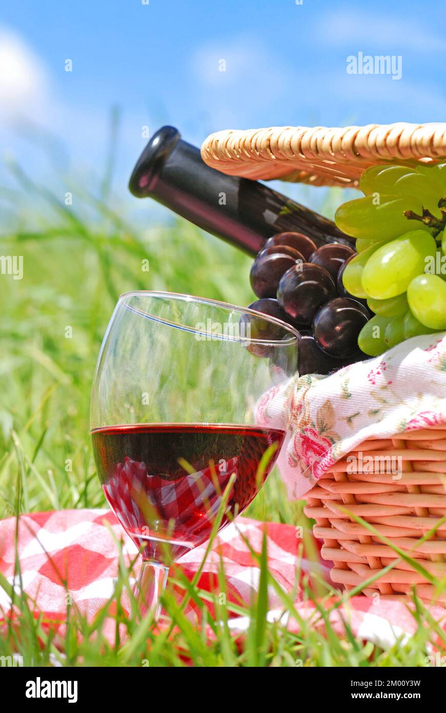 Summer picnic basket and wine scene Stock Photo - Alamy