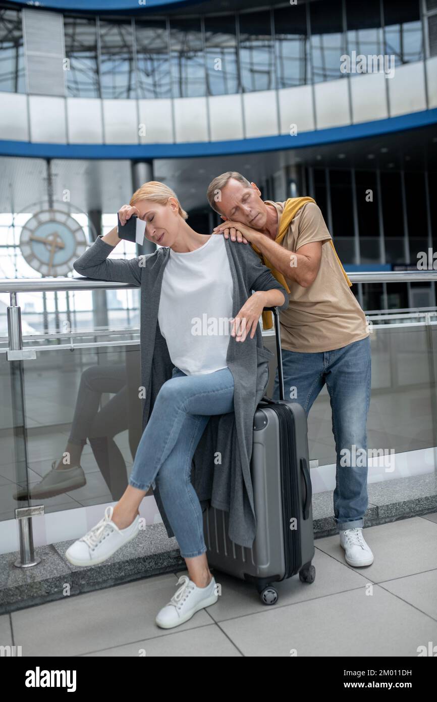 Man backpack airport hi-res stock photography and images - Alamy