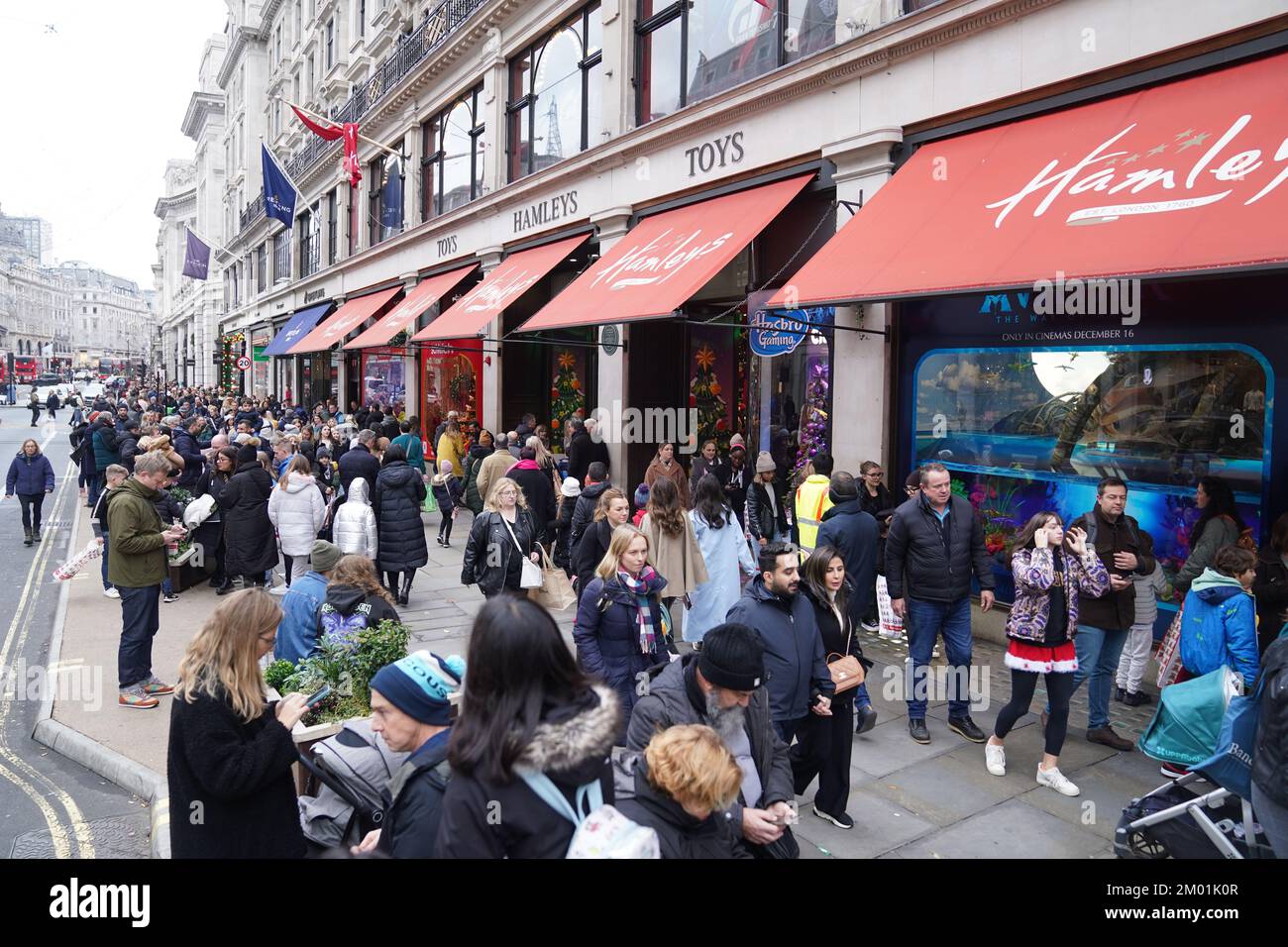 People doing their shopping outside Hamleys toy store on Regents Street, London, on the first Saturday in December. Picture date: Saturday December 3, 2022. Stock Photo
