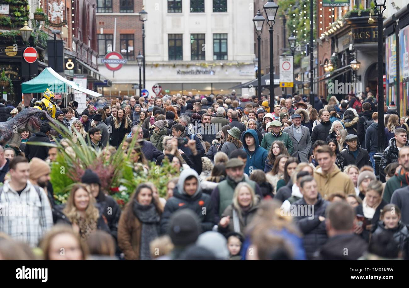 People doing their shopping in Covent Garden, London, on the first Saturday in December. Picture date: Saturday December 3, 2022. Stock Photo