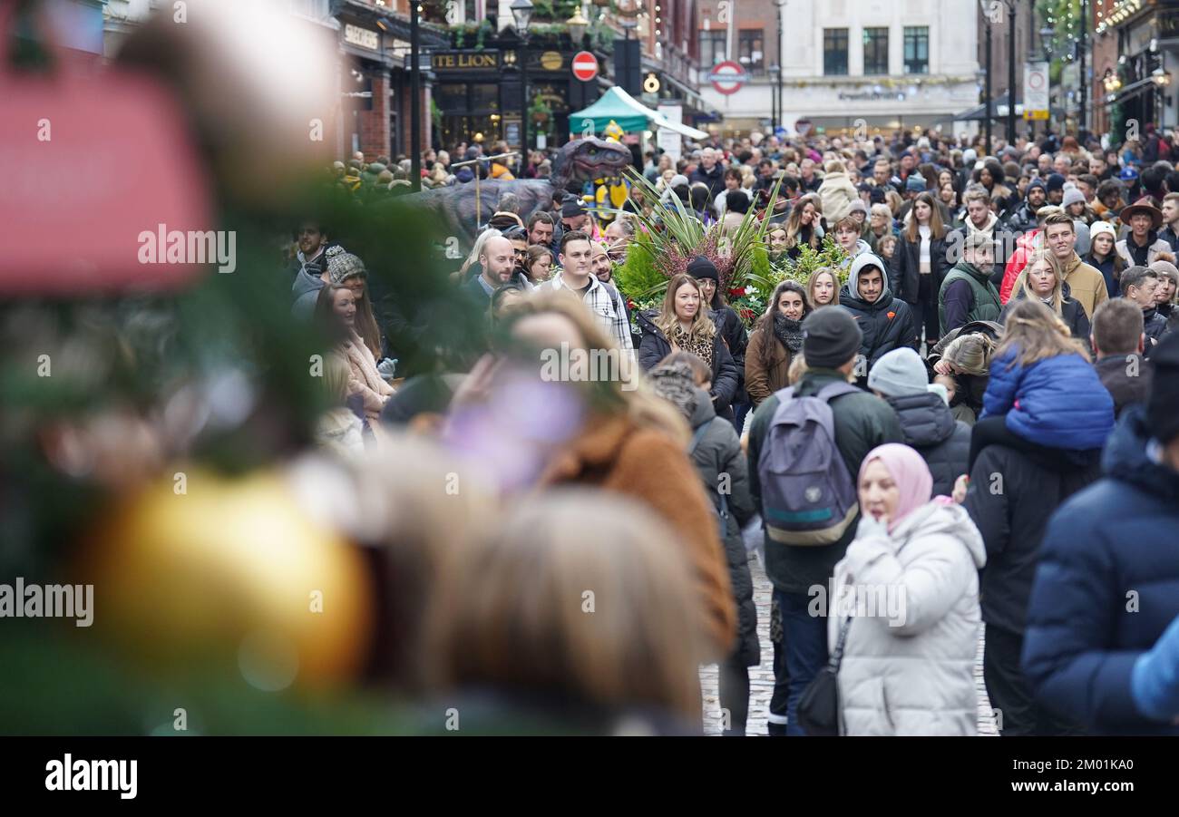 People doing their shopping in Covent Garden, London, on the first Saturday in December. Picture date: Saturday December 3, 2022. Stock Photo