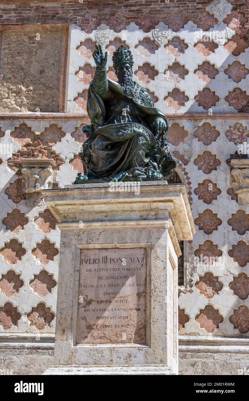 Statue of Pope Julius III, by Vincenzo Danti, outside Perugia Cathedral (Cattedrale di San Lorenzo) in Piazza IV Novembre in Perugia, Umbria, Italy Stock Photo