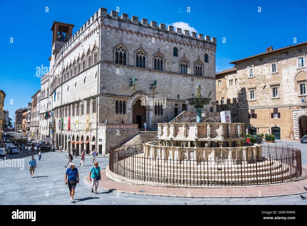 Medieval fountain (Fontana Maggiore) in front of Priori Palace (Palazzo dei Priori) in Piazza IV Novembre in Perugia, Umbria, Italy Stock Photo