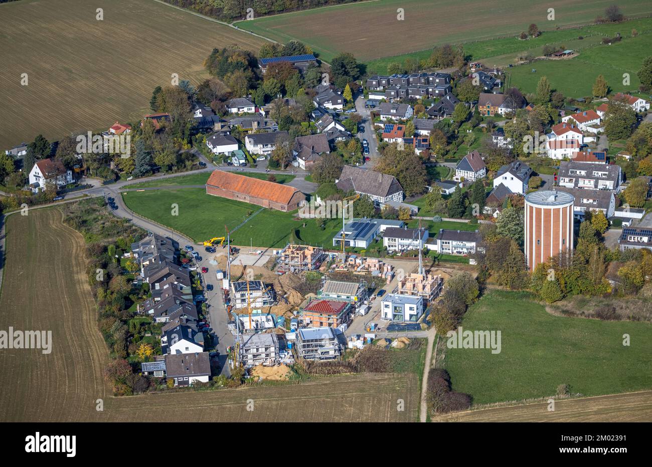 Luftbild, Ortsansicht Haßley, Baugebiet mit Neubau Einfamilienhäuser Raiffeisenstraße, Wasserturm Haßley, Emst, Hagen, Ruhrgebiet, Nordrhein-Westfalen Stock Photo