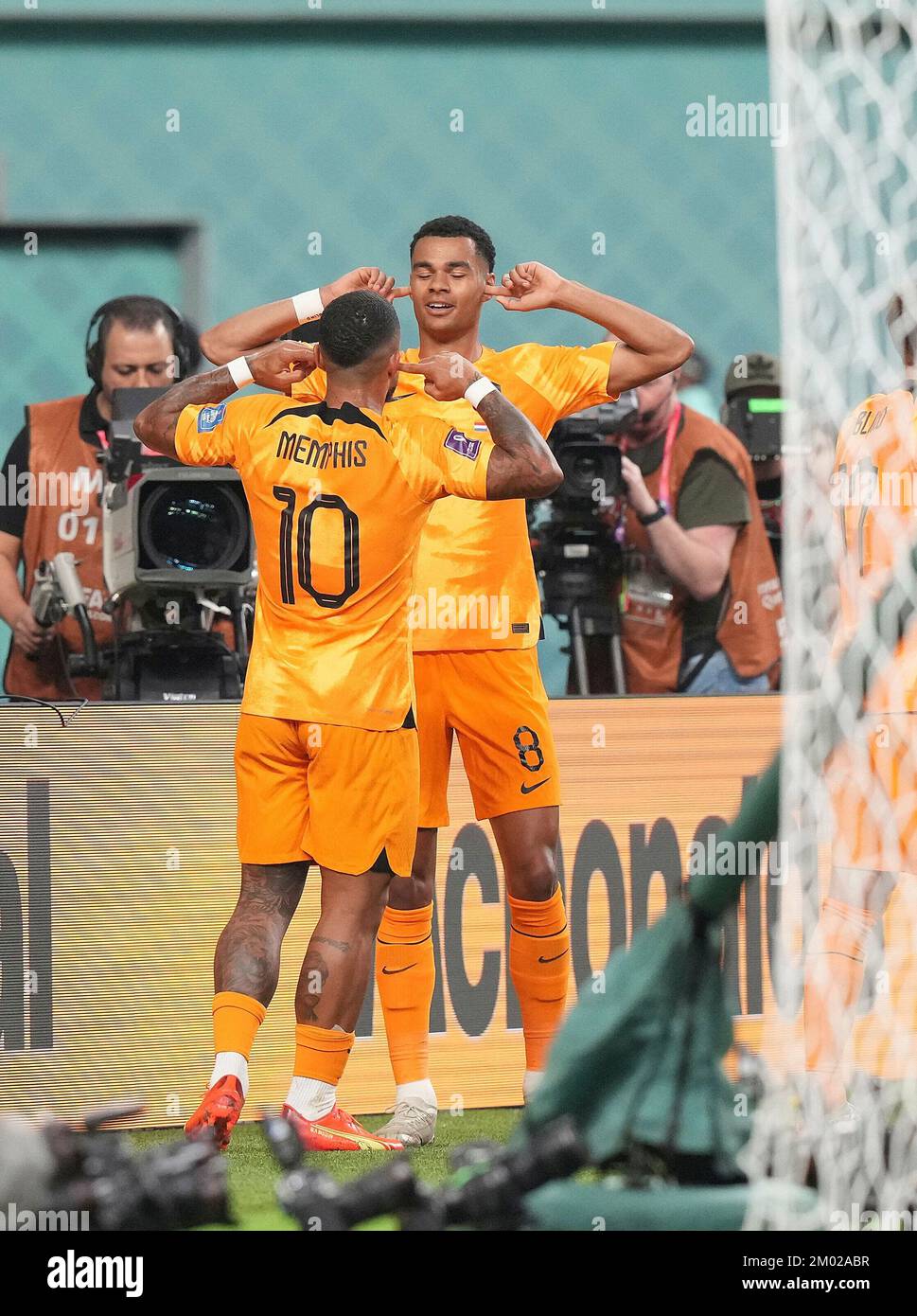 December 3rd, 2022, Khalifa International Stadium, Doha, QAT, World Cup FIFA 2022, round of 16, Netherlands vs USA, in the picture Netherlands' forward Memphis Depay is happy with Netherlands' forward Cody Gakpo about the goal to 1:0 Stock Photo