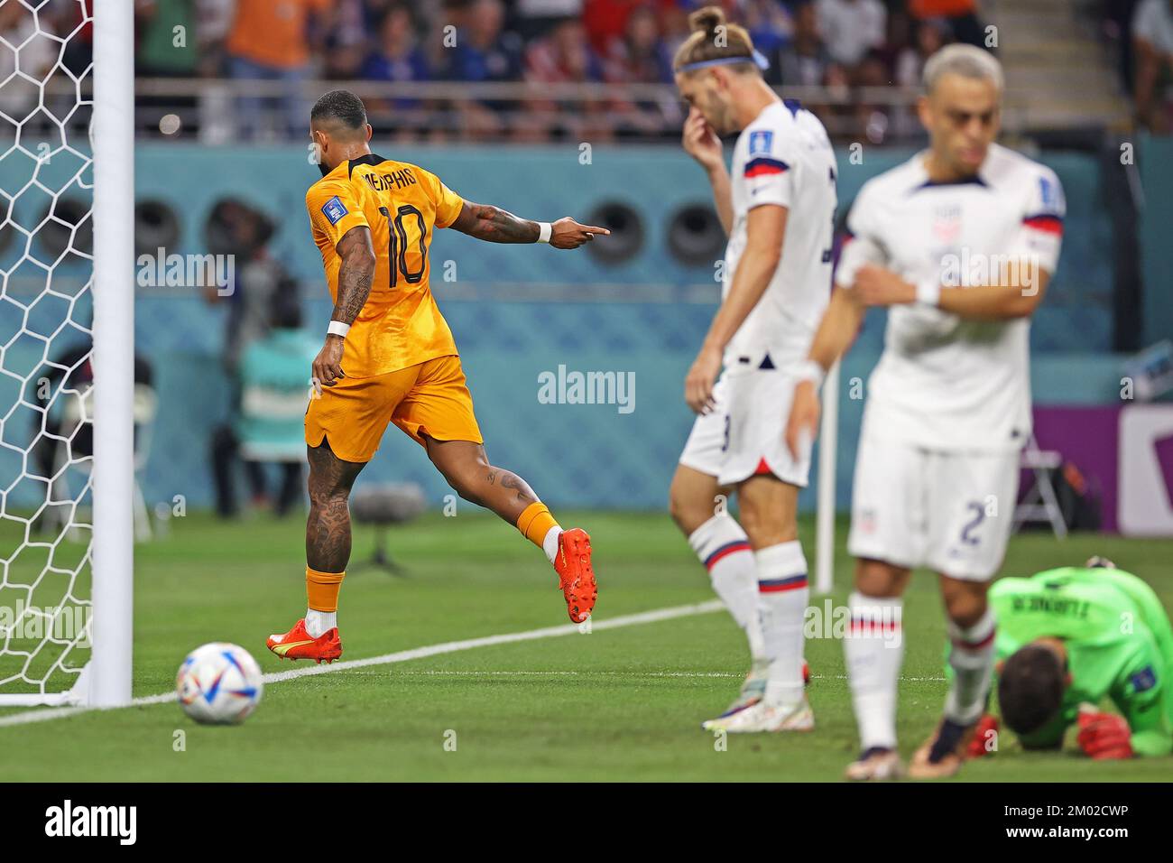 Memphis Depay da Holanda, comemora o seu gol durante a partida