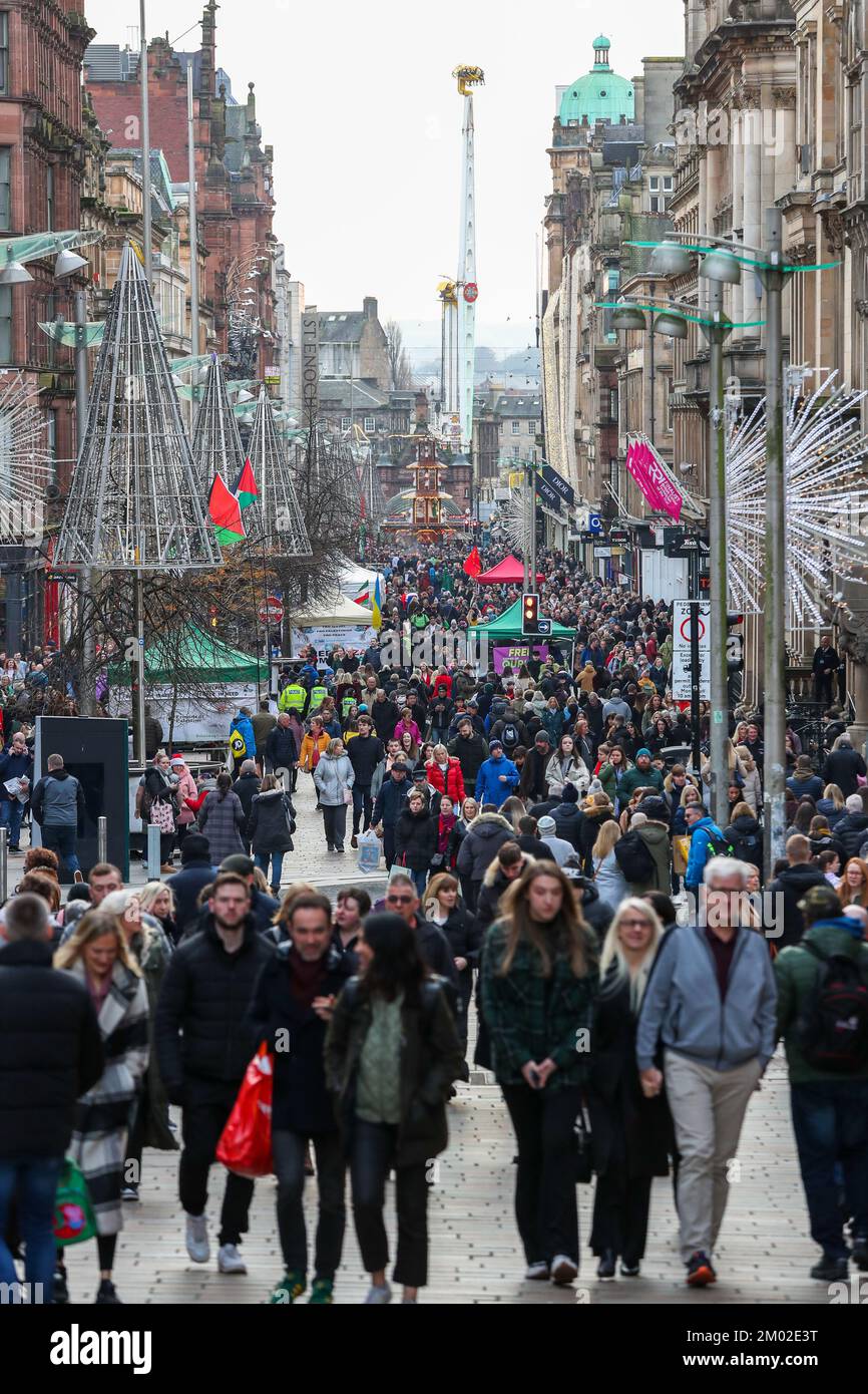 Glasgow, UK. 03rd Nov, 2022. With only 3 weeks left till Christmas, Glasgow prepares for the 