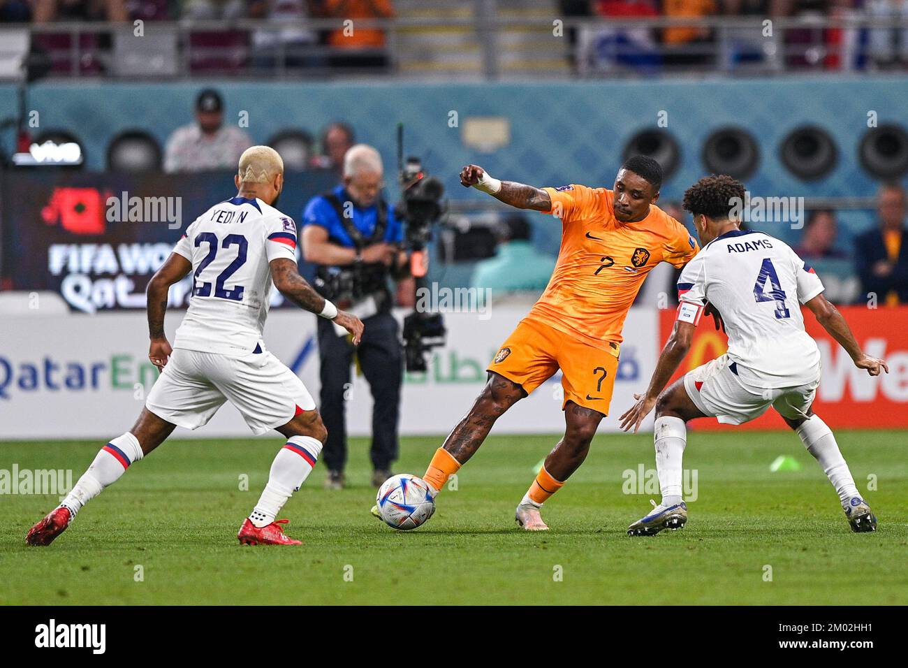 Doha, Qatar. 03rd Dec, 2022. DOHA, QATAR - DECEMBER 3: Steven Bergwijn of the Netherlands battles for the ball with DeAndre Yedlin of USA and Tyler Adams of USA during the Round of 16 - FIFA World Cup Qatar 2022 match between Netherlands and USA at the Khalifa International Stadium on December 3, 2022 in Doha, Qatar (Photo by Pablo Morano/BSR Agency) Credit: BSR Agency/Alamy Live News Stock Photo