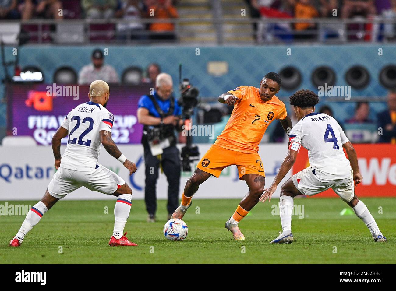 Doha, Qatar. 03rd Dec, 2022. DOHA, QATAR - DECEMBER 3: Steven Bergwijn of the Netherlands battles for the ball with DeAndre Yedlin of USA and Tyler Adams of USA during the Round of 16 - FIFA World Cup Qatar 2022 match between Netherlands and USA at the Khalifa International Stadium on December 3, 2022 in Doha, Qatar (Photo by Pablo Morano/BSR Agency) Credit: BSR Agency/Alamy Live News Stock Photo