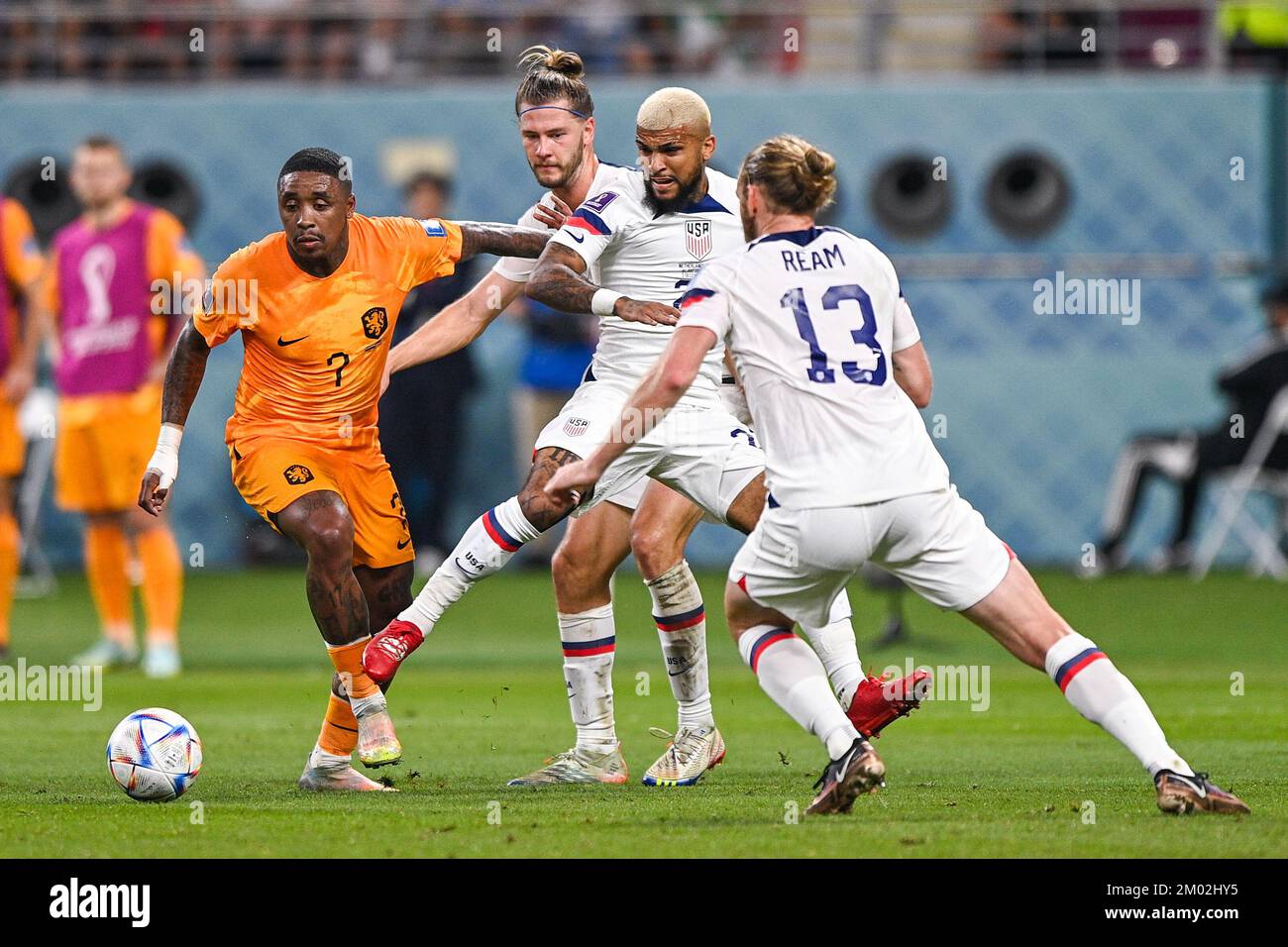 Doha, Qatar. 03rd Dec, 2022. DOHA, QATAR - DECEMBER 3: Steven Bergwijn of the Netherlands battles for the ball with DeAndre Yedlin of USA and Tim Ream of USA during the Round of 16 - FIFA World Cup Qatar 2022 match between Netherlands and USA at the Khalifa International Stadium on December 3, 2022 in Doha, Qatar (Photo by Pablo Morano/BSR Agency) Credit: BSR Agency/Alamy Live News Stock Photo