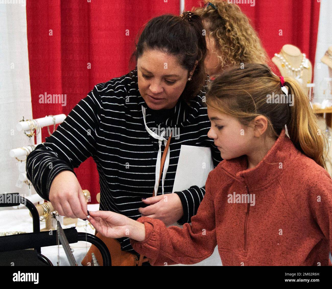Hilliard, Ohio, USA. 3 December, 2022. Susie Kramer (left) and her