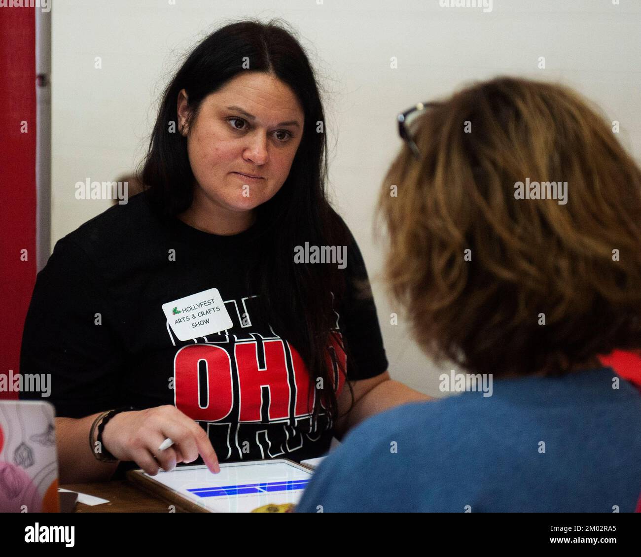 Hilliard, Ohio, USA. 3 December, 2022. Kati Riggs of KTees works with a