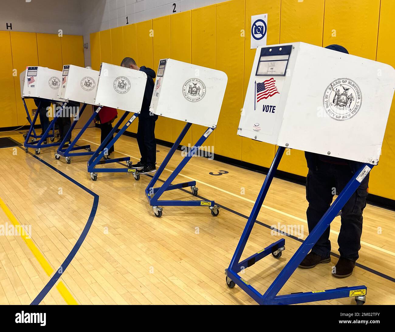 Polling place in a school  gymnasium for the 2022 midterm elections in the Park Slope neighborhood, Brooklyn, New York. Stock Photo