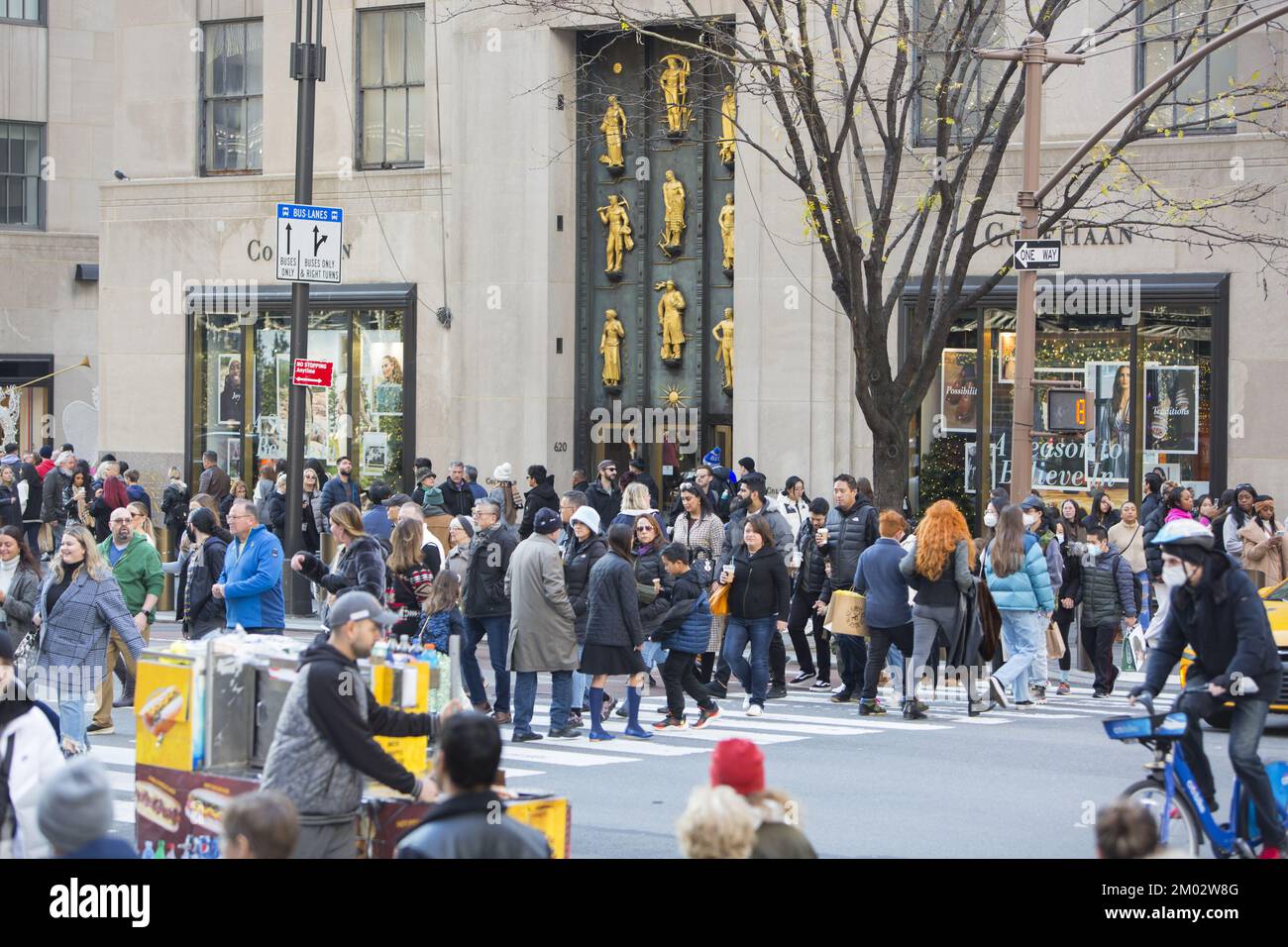 Black Friday crowds on 5th Avenue and 50th Street at Rockefeller Center ...