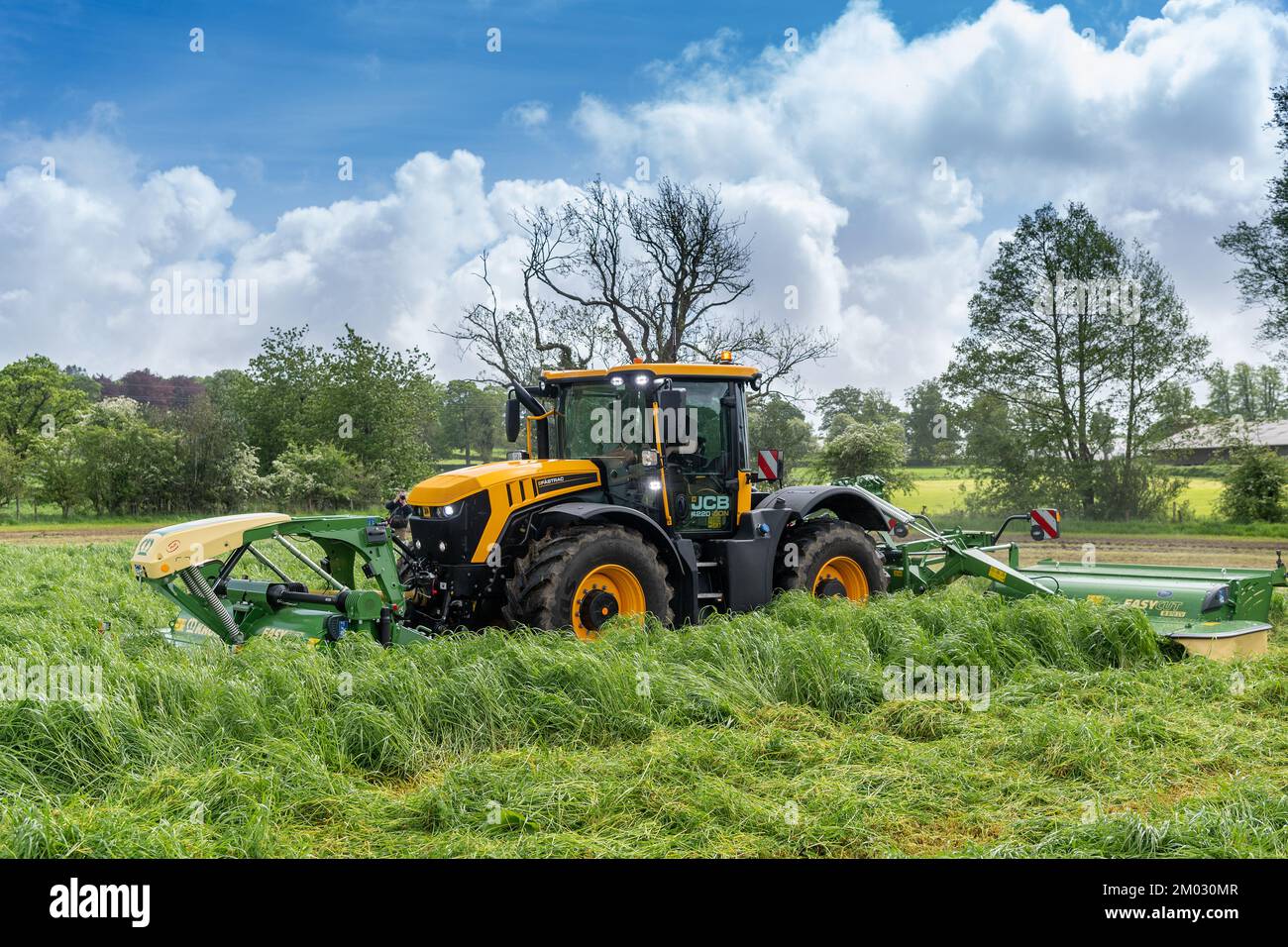 JCB 4220 iCON Fastrac mowing with a Krone Easycut mowing system on