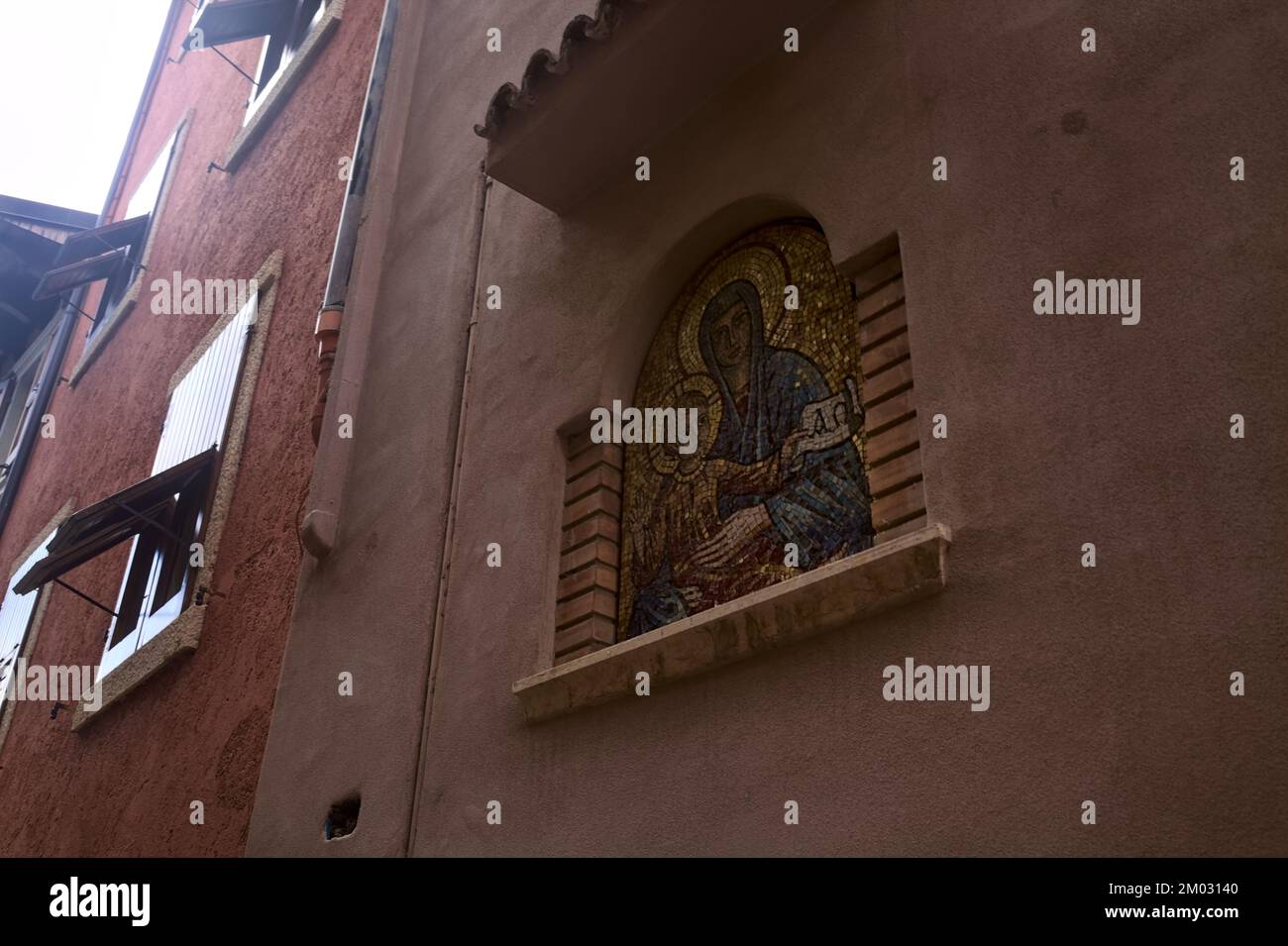 Building seen from below hi-res stock photography and images - Alamy
