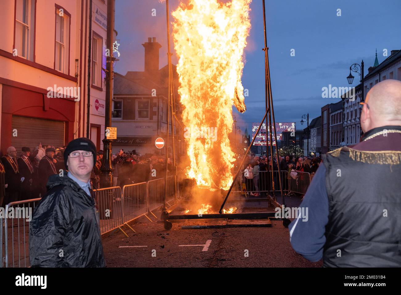 Londonderry, United Kingdom. 3 Dec, 2022. Crowds watching the burning of the effigy of Lundy the Traitor at Shutting of the Gates 2022. Credit: Steve Nimmons/Alamy Live News Stock Photo