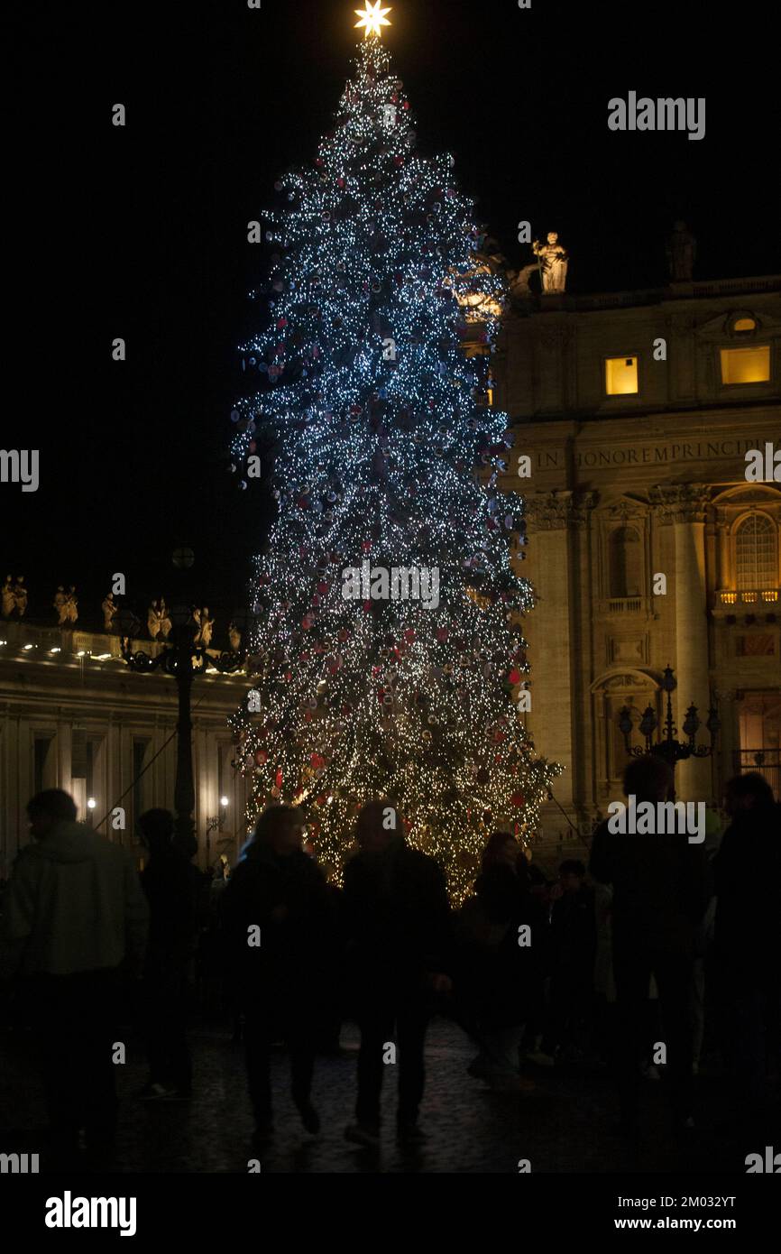 Vatican, Vatican. 03rd Dec, 2022. Italy, Rome, Vatican, 22/12/3 A view of St. Peter's Square following the Christmas tree and nativity scene lighting ceremony at the Vatican Photograph by Alessia Giuliani/Catholic Press Photo. RESTRICTED TO EDITORIAL USE - NO MARKETING - NO ADVERTISING CAMPAIGNS Credit: Independent Photo Agency/Alamy Live News Stock Photo