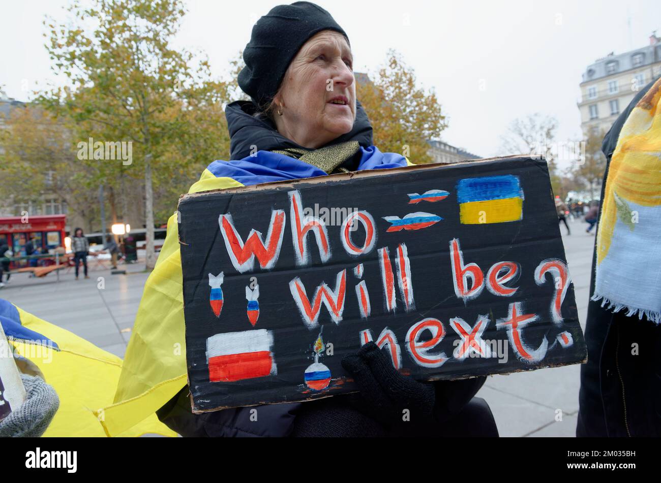 Une nouvelle marche de la diaspora Ukrainienne contre la guerre et contre poutine, entre la place de la république et celle de la bastille à Paris Stock Photo