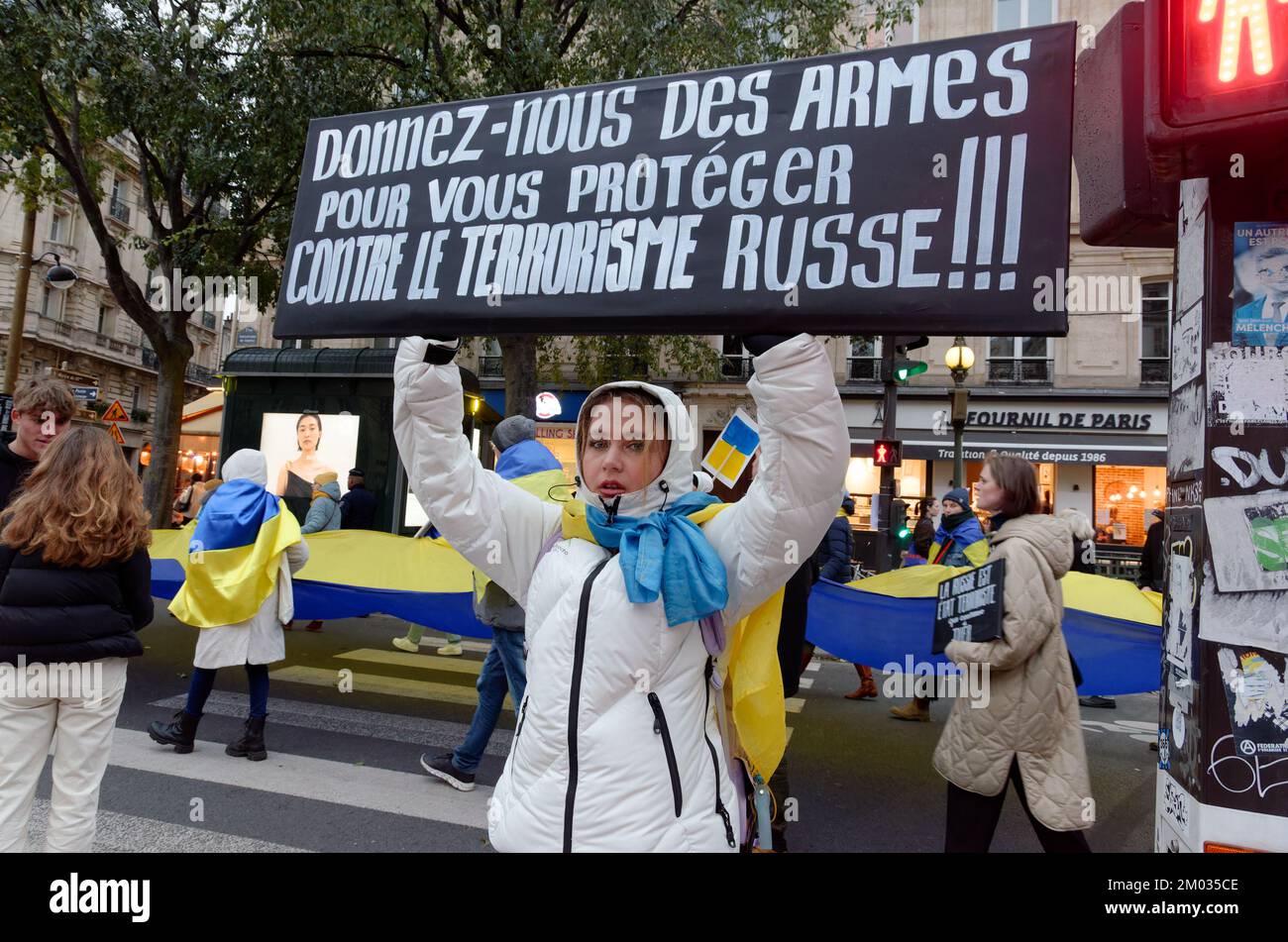 Une nouvelle marche de la diaspora Ukrainienne contre la guerre et contre poutine, entre la place de la république et celle de la bastille à Paris Stock Photo