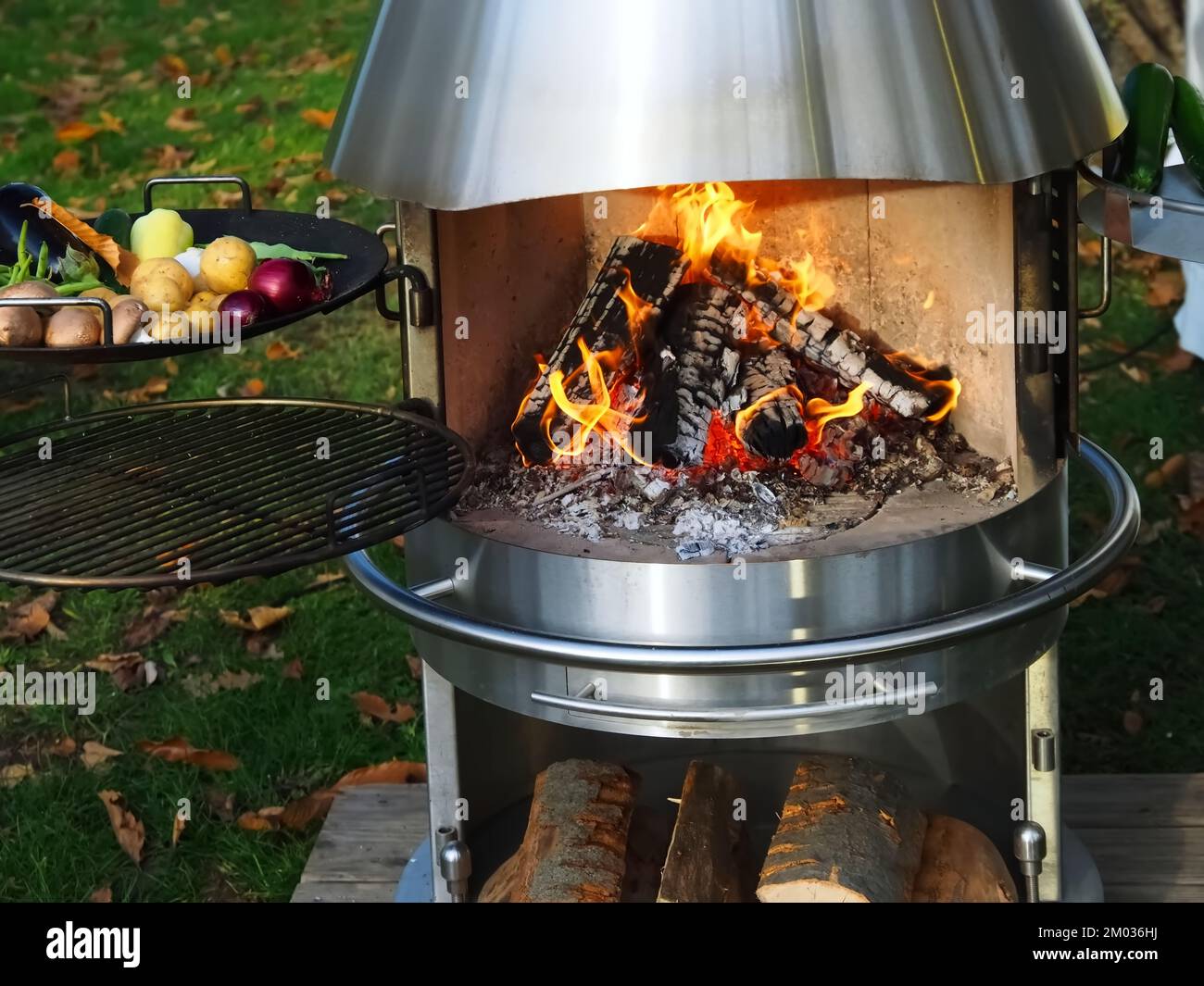 Wood grill hi-res stock photography and images - Alamy