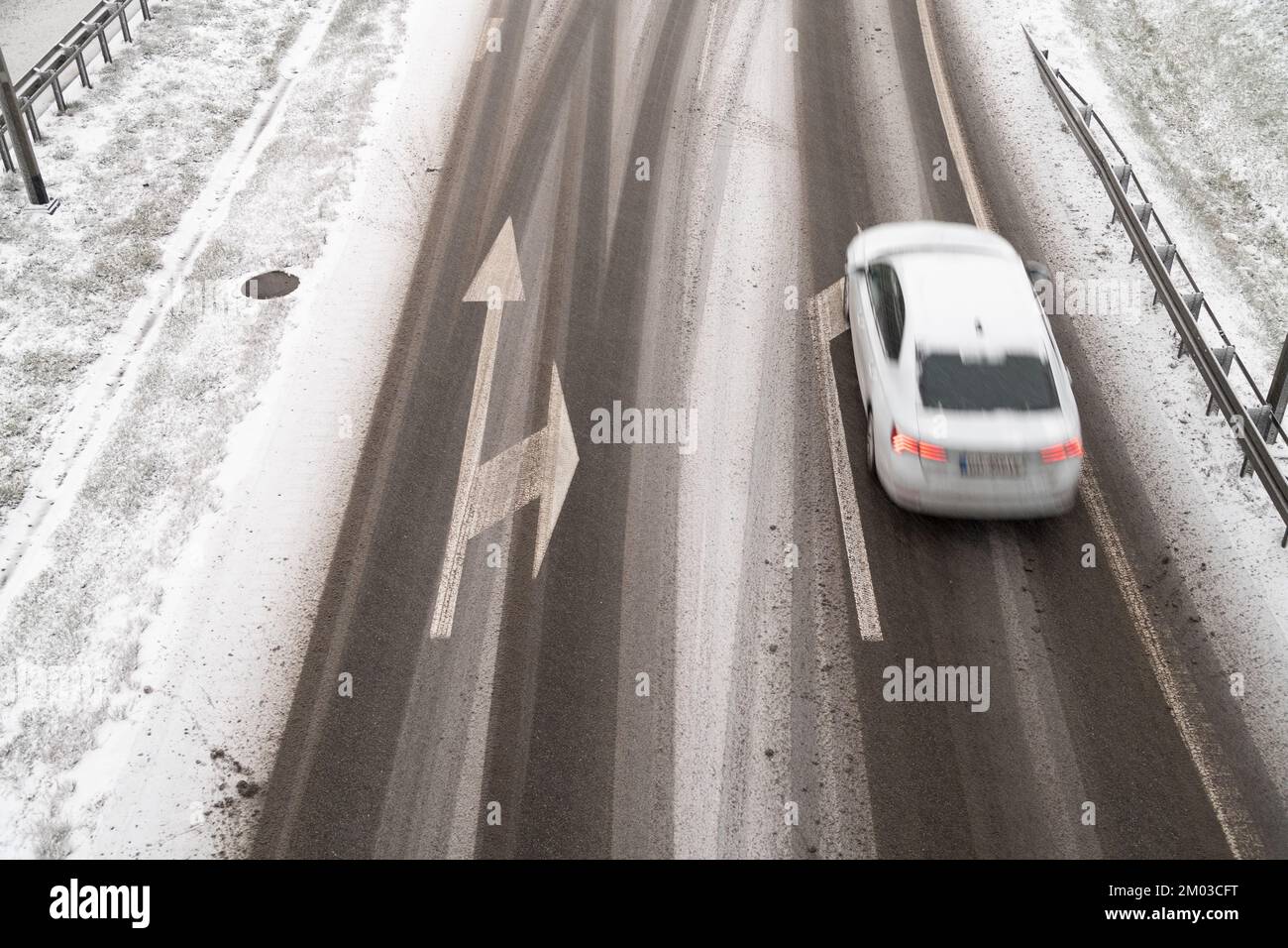 Gdansk, Poland. 3rd December 2022. Expressway S6 called Obwodnica Trojmiasta (Tricity Beltway) in winter © Wojciech Strozyk / Alamy Stock Photo Credit: Wojciech Stróżyk/Alamy Live News Stock Photo