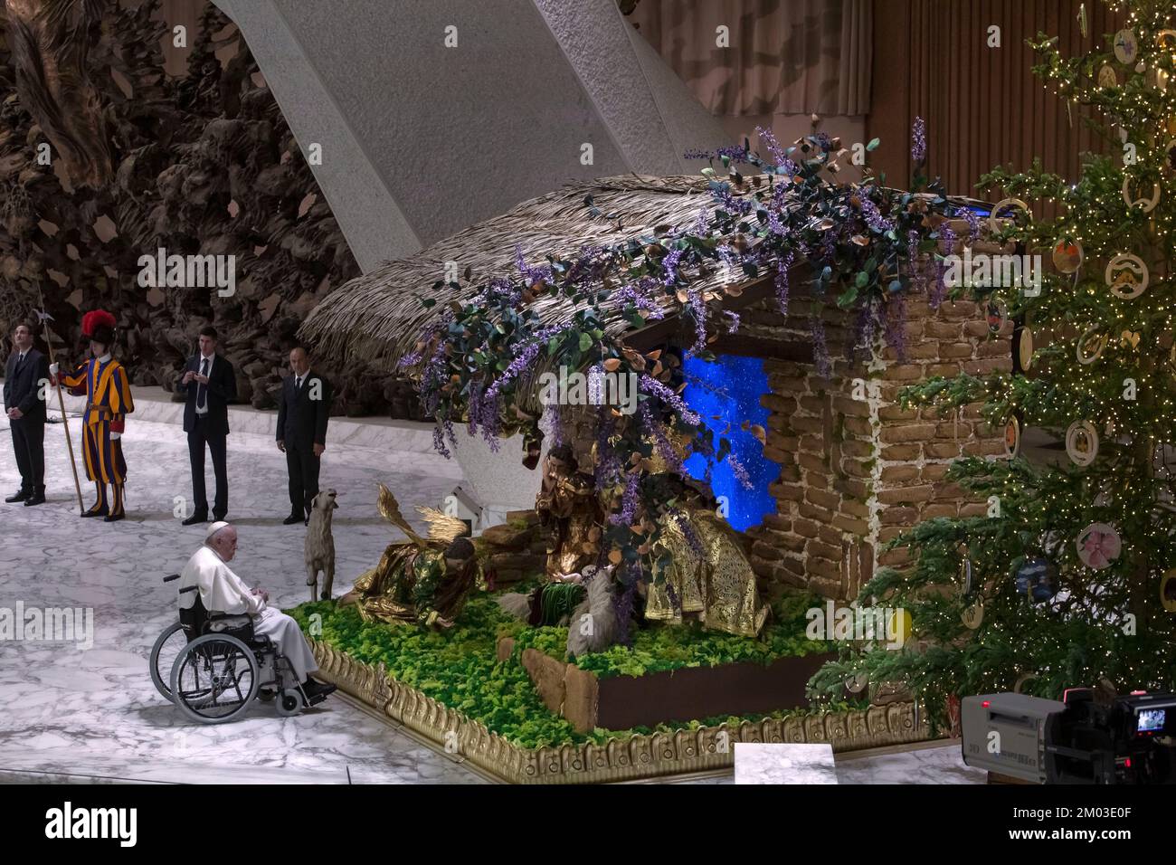 Vatican City, Vatican, 3 december 2022. Pope Francis prays in front of