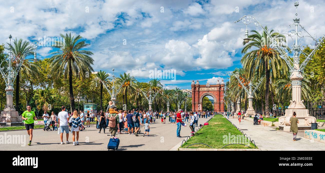arco-de-triunfo-de-barcelona-and-promenade-passeig-de-lluis-companys