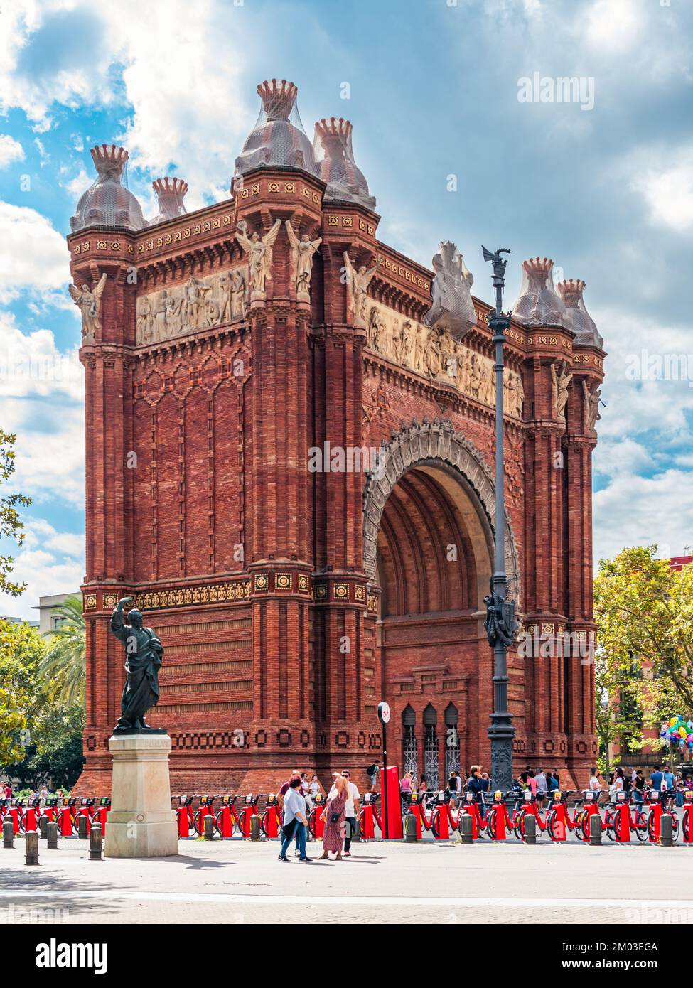 arco-de-triunfo-de-barcelona-and-promenade-passeig-de-lluis-companys