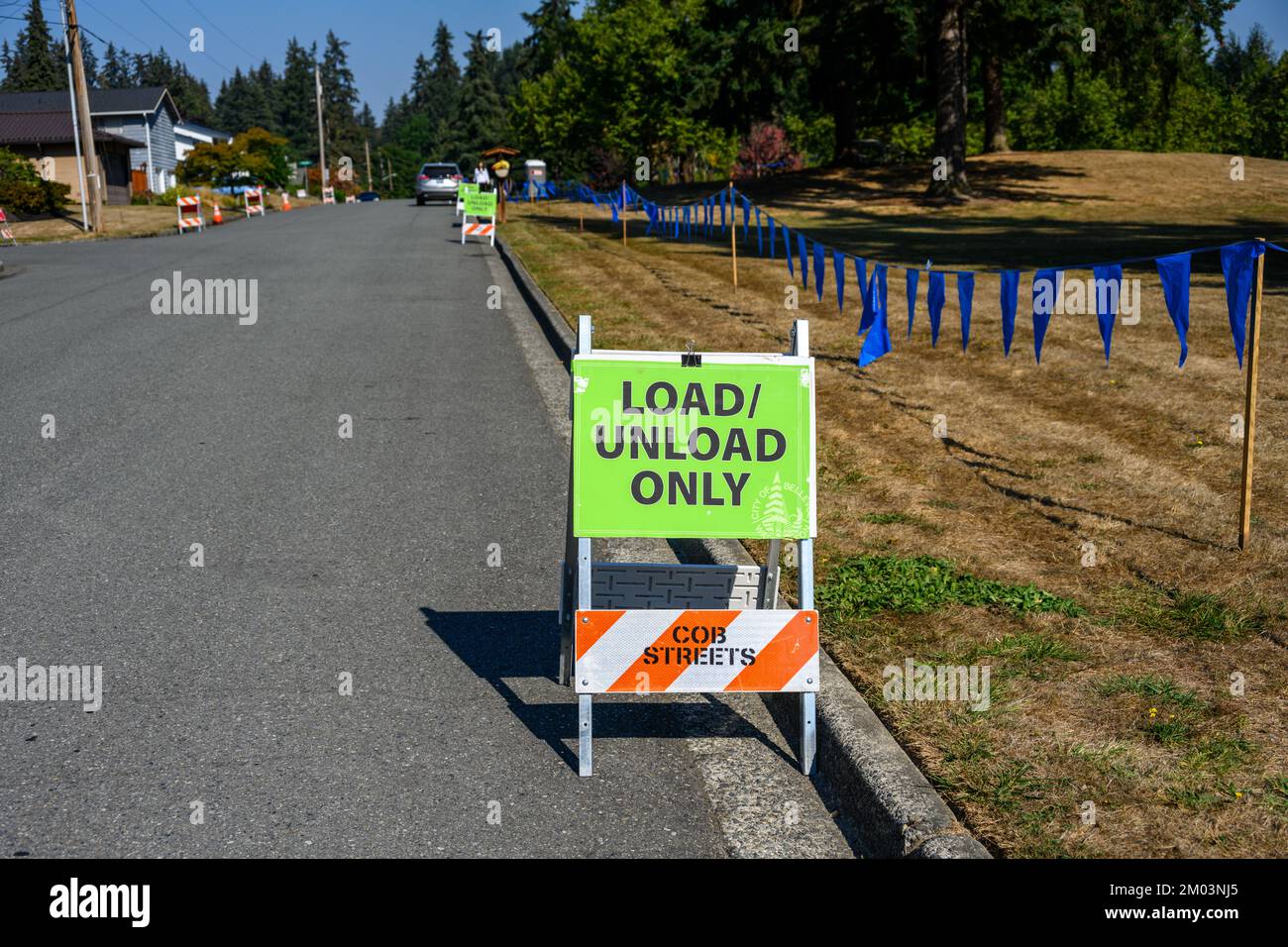 BELLEVUE, WA, USA – OCTOBER 1, 2022: No parking sign on residential street in front of the Kelsey Creek Farm Fair fall event Stock Photo