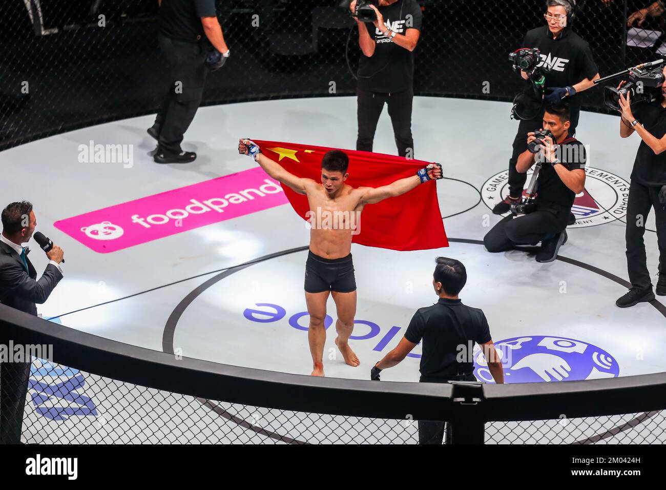 Pasay City, Philippines. 3rd Dec, 2022. Hu Yong (C) of China celebrates