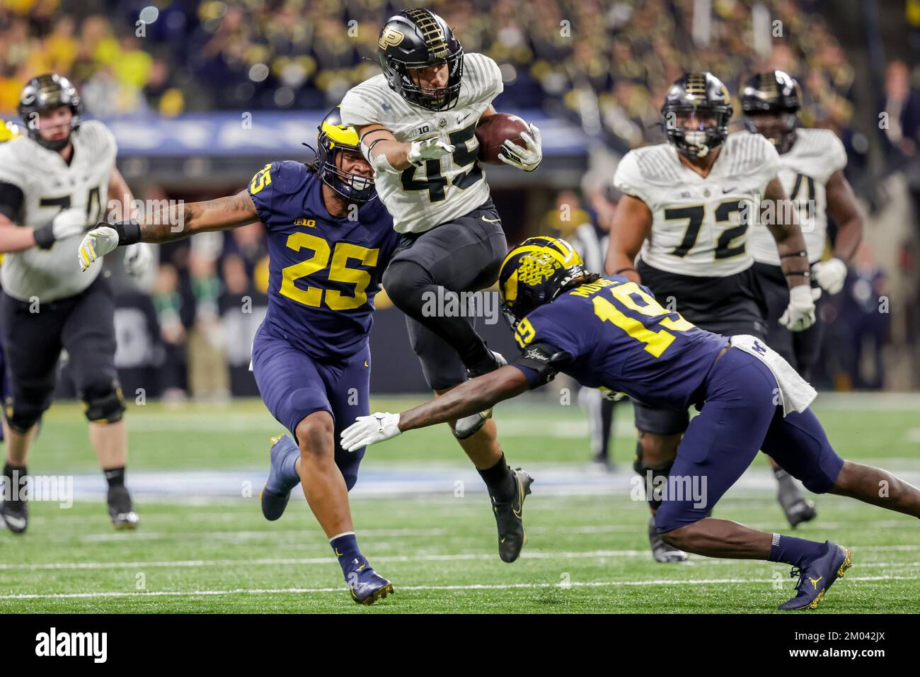 Indianapolis, Indiana, USA. 3rd Dec, 2022. Purdue Boilermakers running back Devin Mockobee (45) tries to jump over the tackle by Michigan Wolverines defensive back Rod Moore (19) during the game between the Purdue Boilermakers and the Michigan Wolverines in the Big Ten Championship at Lucas Oil Stadium, Indianapolis, Indiana. (Credit Image: © Scott Stuart/ZUMA Press Wire) Stock Photo