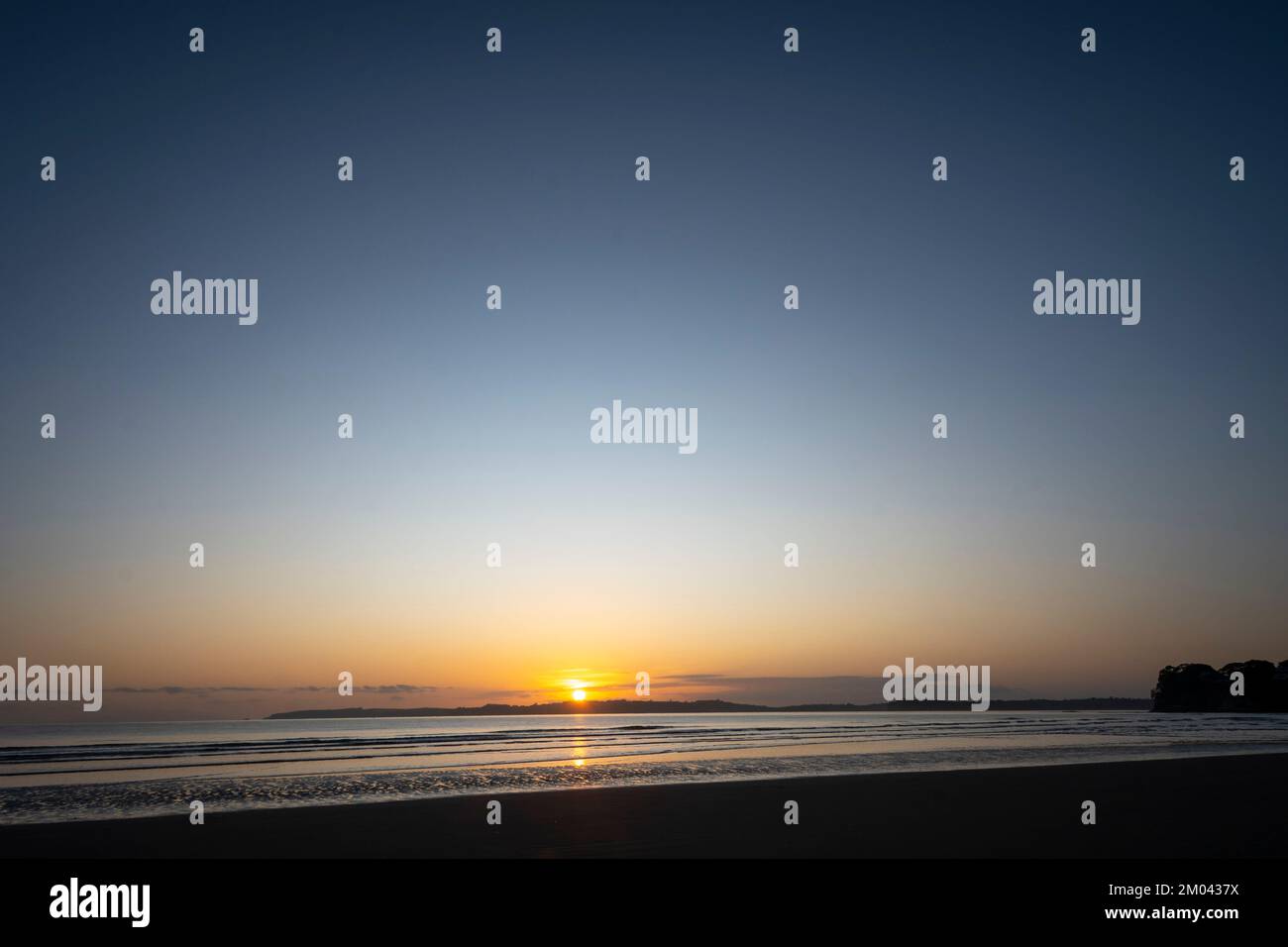 Sunrise at orewa beach hires stock photography and images Alamy