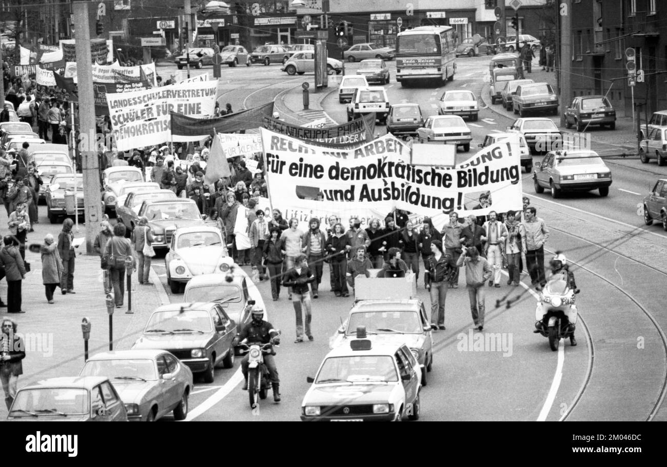10, 000, called by the trade unions, demonstrated for a right to work and education on 22.11.