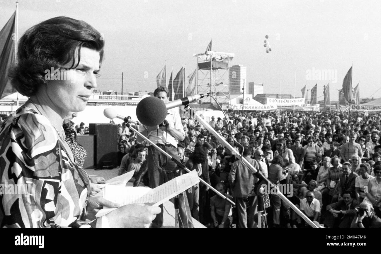 Politics, discussion, folklore, dance, song and play are the ingredients of the DKP's UZ festival in the Rheinwiesen on 19.9.1975 with star guest Vale Stock Photo