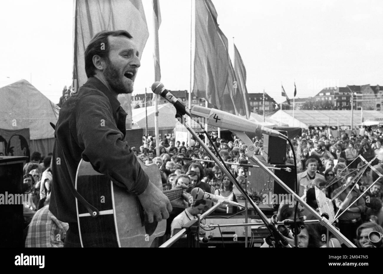 Politics, discussion, folklore, dance, song and play are the ingredients of the UZ festival of the DKP in the Rheinwiesen on 19.9.1975 with star guest Stock Photo