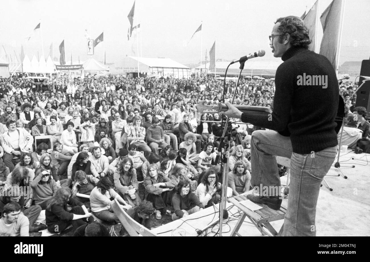 Politics, discussion, folklore, dance, song and play are the ingredients of the DKP's UZ festival in the Rhine meadows on 19.9.1975 with star guest Va Stock Photo