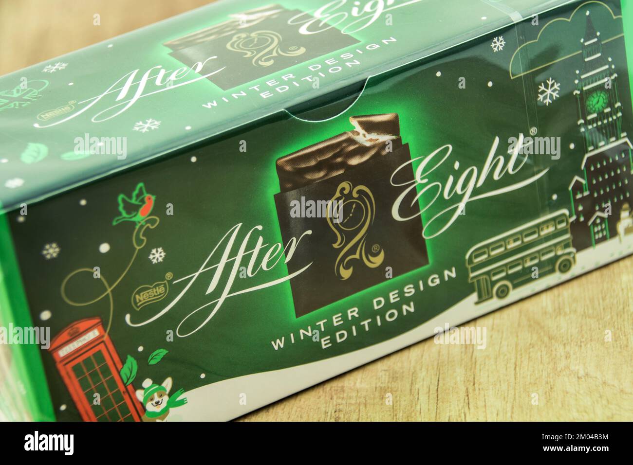 Hamburg, Germany - November 27  2022: 1 Packung After Eight Winter Design Edition auf Holz   - 1 pack After Eight Winter Design Edition on wood Stock Photo