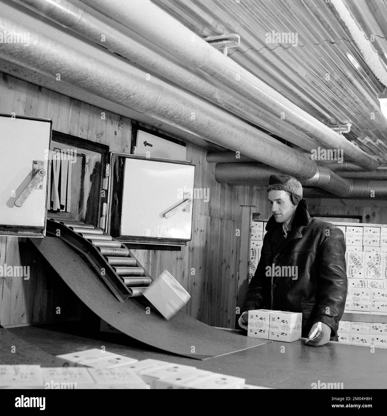 Old fashioned ice cream freezer hi-res stock photography and images - Alamy