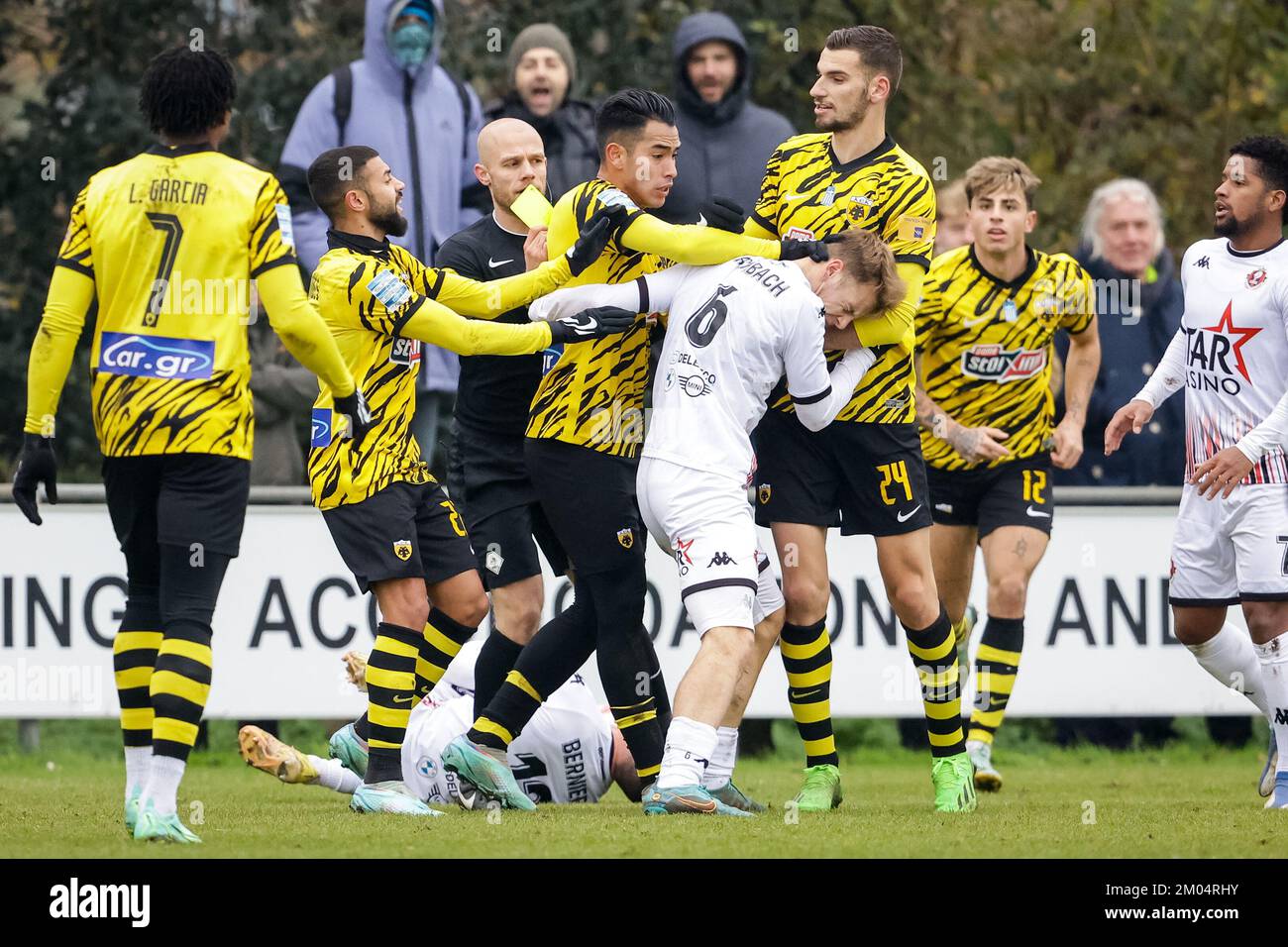 BURGH-HAAMSTEDE, NETHERLANDS - DECEMBER 4: Sergio Araujo of AEK Athens, Mathieu Cachbach RFC Seraing and Gerasimos Mitoglou of AEK Athens during the Friendly match between AEK Athens and RFC Seraing at Sportpark van Zuijen on December 4, 2022 in Burgh-Haamstede, Netherlands (Photo by Broer van den Boom/Orange Pictures) Stock Photo